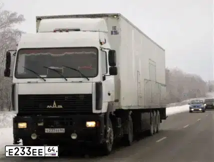 Фото автомобиля MAZ 5440 /4X2/, 2011 — госномер Е233ЕЕ64. Цвет: СЕРЫЙ