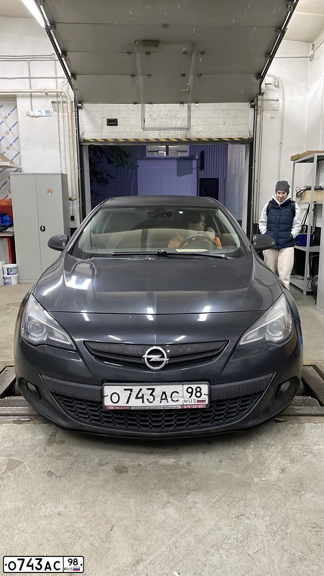 Фото автомобиля OPEL ASTRA, 2012 — госномер О743АС98. Цвет: ЧЕРНЫЙ