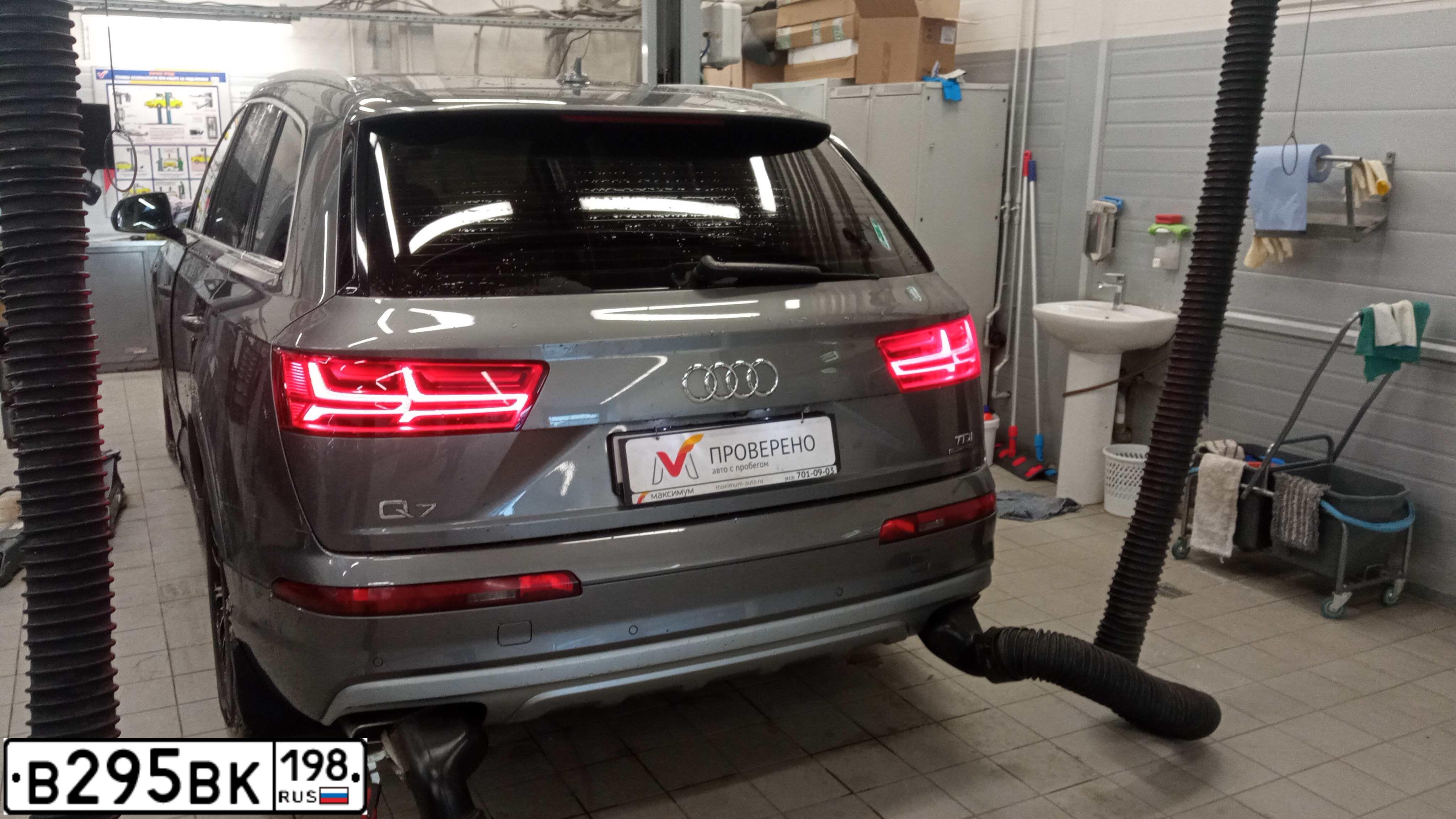 Фото автомобиля AUDI Q7, 2017 — госномер О156МО198. Цвет: СЕРЫЙ