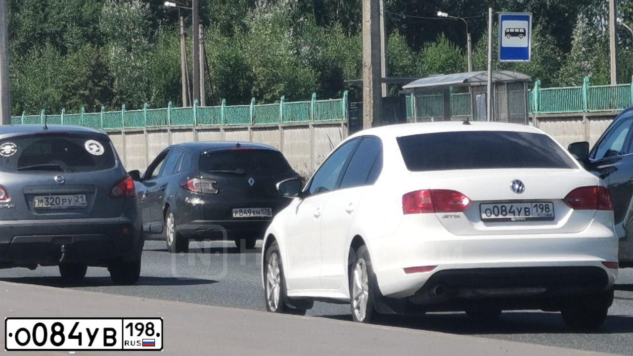 Фото автомобиля VOLKSWAGEN JETTA, 2013 — госномер О084УВ198. Цвет: Белый
