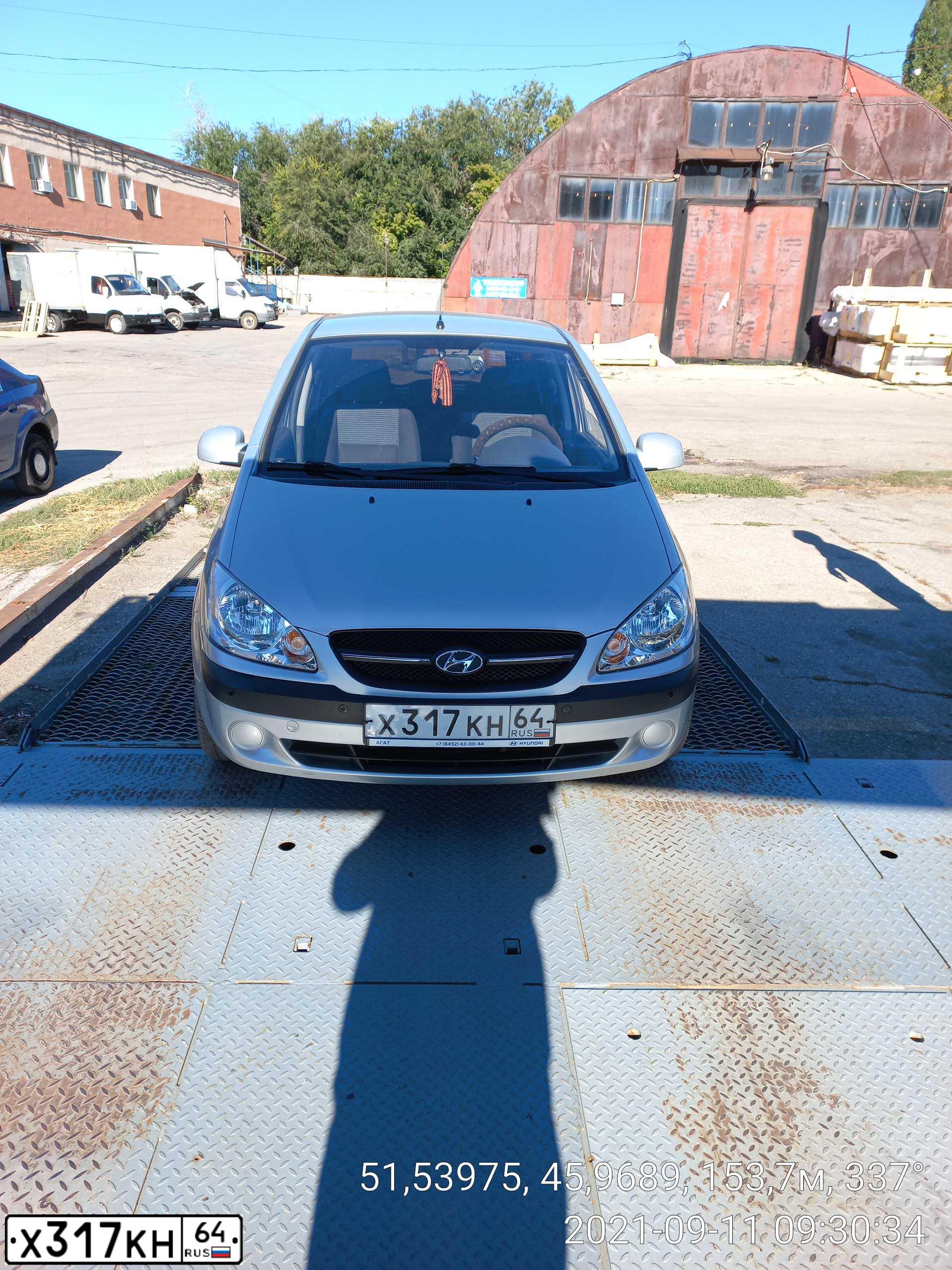 Фото автомобиля HYUNDAI GETZ, 2010 — госномер Х317КН64. Цвет: серебристый