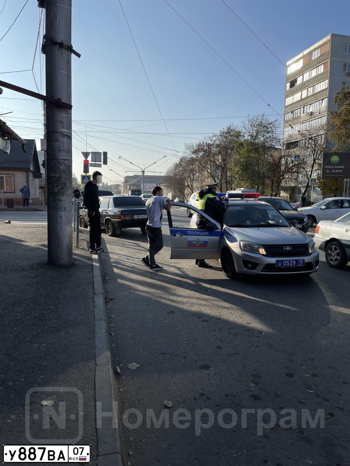 Фото автомобиля LADA 2109 SAMARA, 2003 — госномер У887ВА07. Цвет: ГРАФИТОВЫЙ МЕТАЛЛИК
