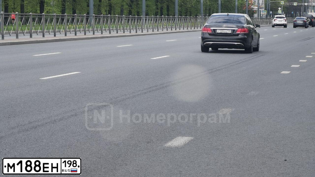 Фото автомобиля MERCEDES E-KLASSE, 2014 — госномер М188ЕН198. Цвет: ЧЕРНЫЙ
