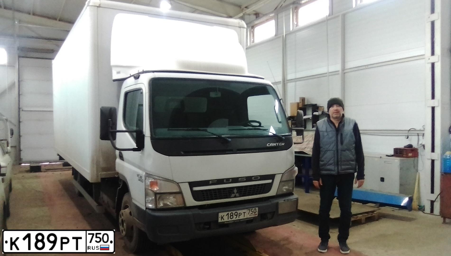 Фото автомобиля FUSO CANTER, 2010 — госномер К189РТ750. Цвет: Белый