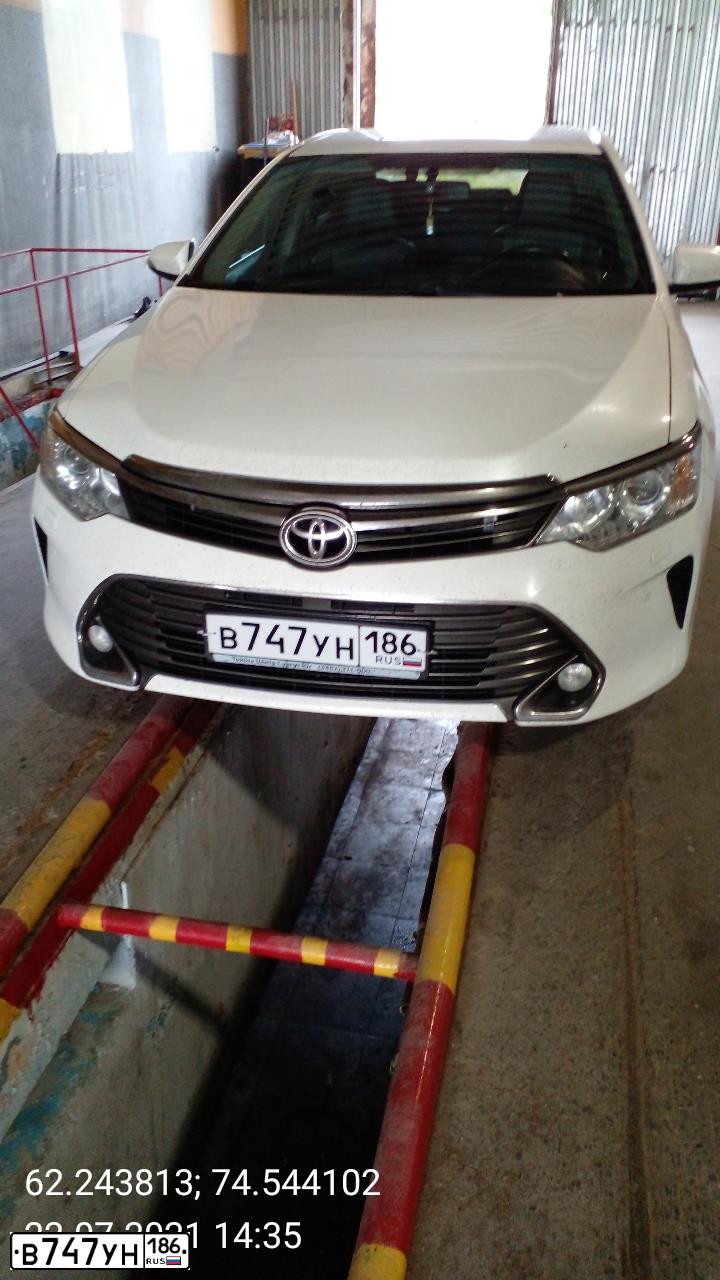 Фото автомобиля TOYOTA CAMRY, 2015 — госномер О001КН116. Цвет: БЕЛЫЙ ПЕРЛАМУТР