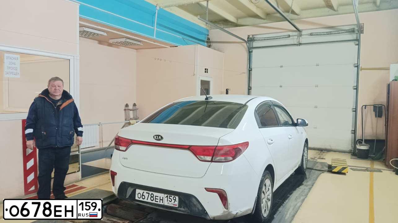 Фото автомобиля KIA RIO, 2019 — госномер Т979АК196. Цвет: Белый