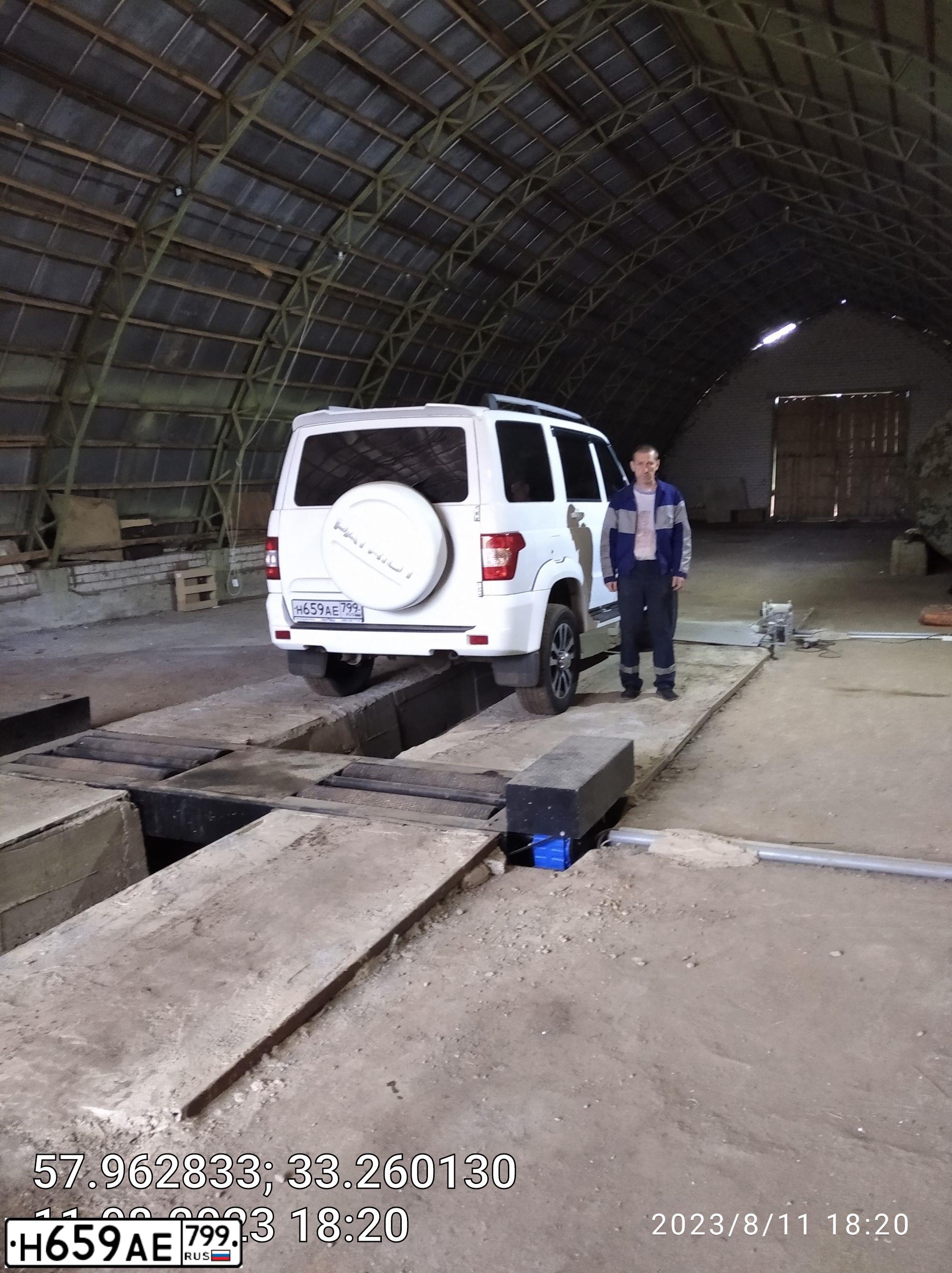 Фото автомобиля UAZ 3163 PATRIOT, 2017 — госномер К133КЕ53. Цвет: Белый НЕМЕТАЛЛИК