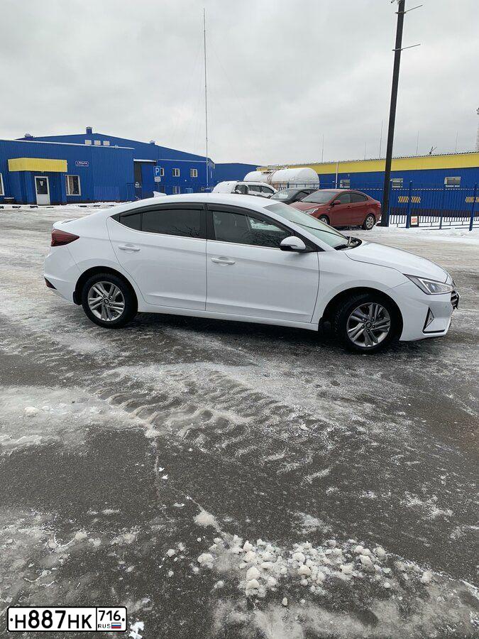 Фото автомобиля HYUNDAI ELANTRA, 2019 — госномер Т215МС761. Цвет: Белый