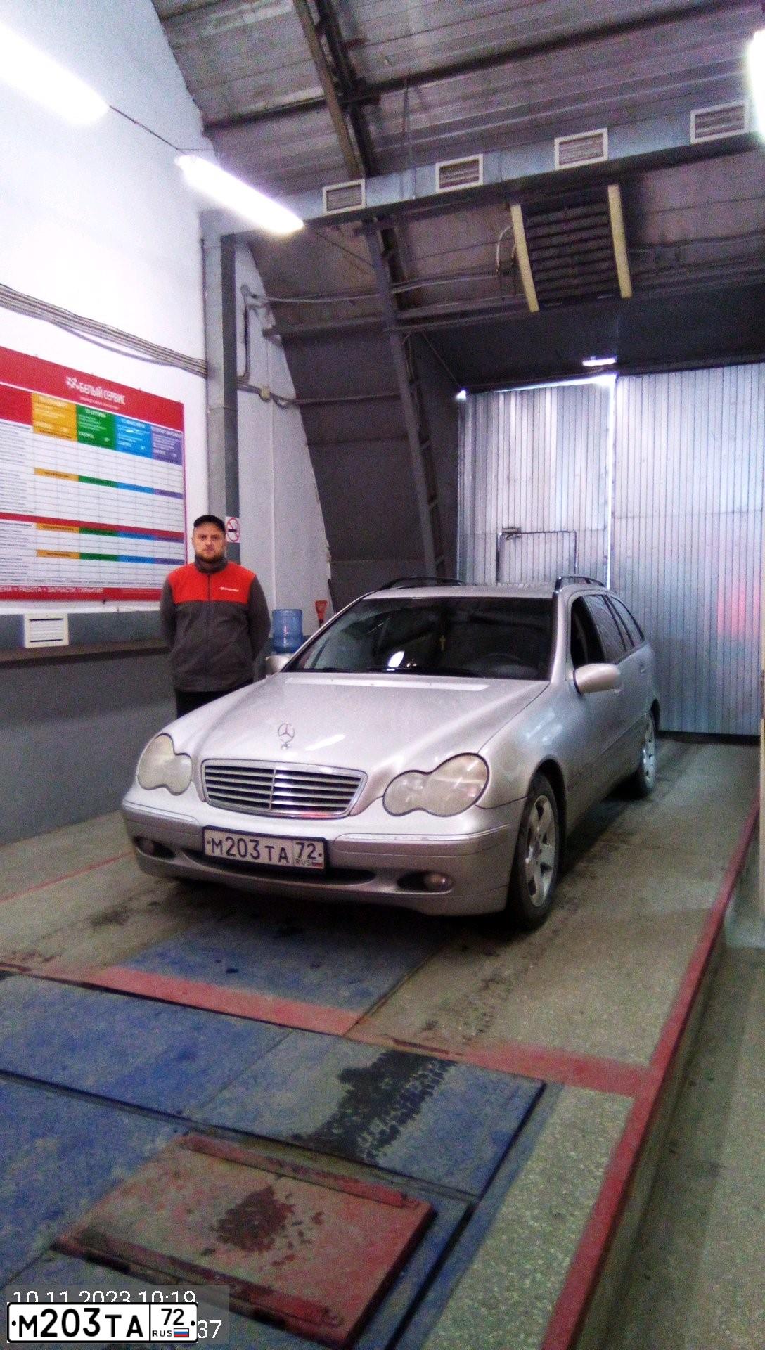 Фото автомобиля MERCEDES C-KLASSE, 2003 — госномер М203ТА72. Цвет: СЕРЕБРИСТЫЙ