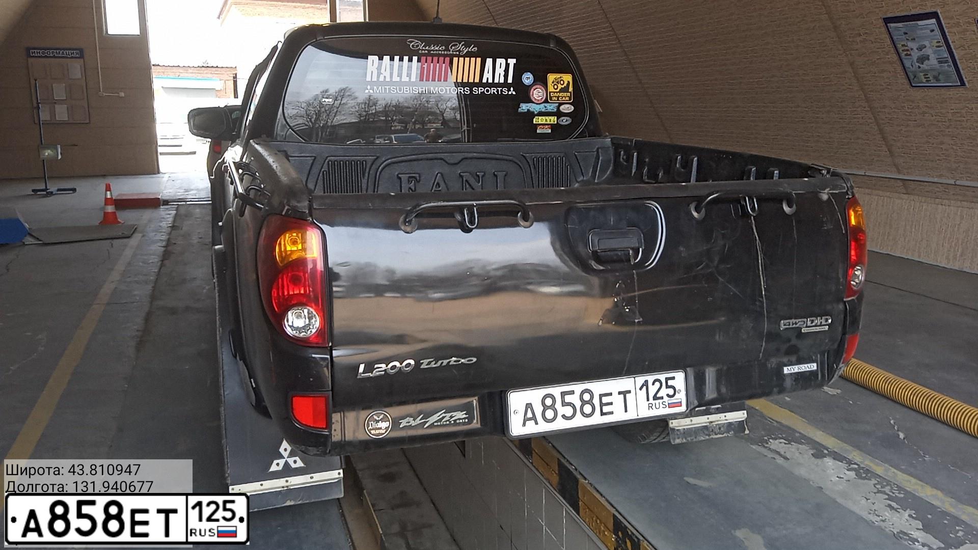 Фото автомобиля MITSUBISHI L 200, 2009 — госномер Н282ТК125. Цвет: ЧЕРНЫЙ