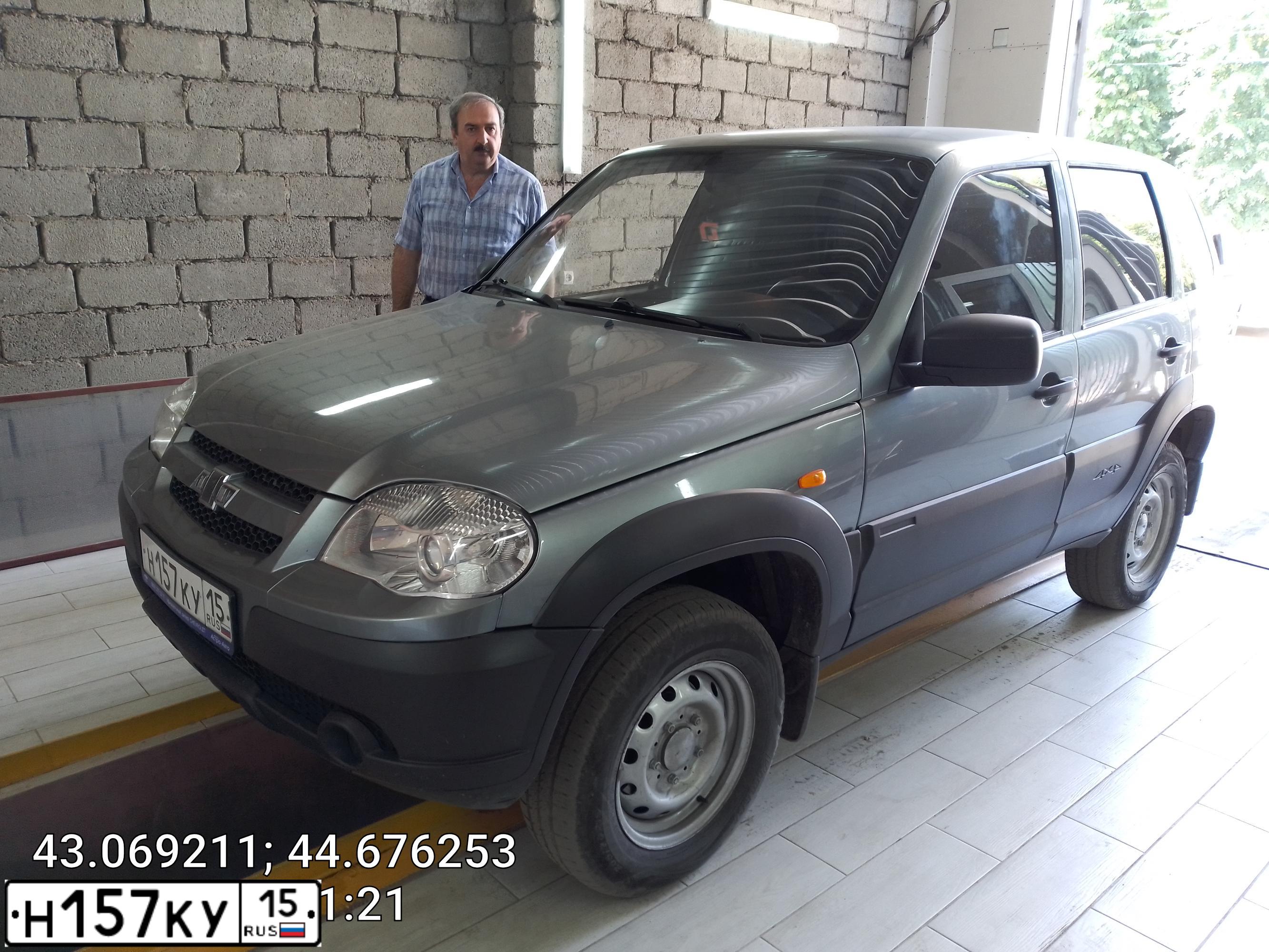 Фото автомобиля CHEVROLET NIVA, 2015 — госномер Н157КУ15. Цвет: СЕРЫЙ ТЕМНЫЙ