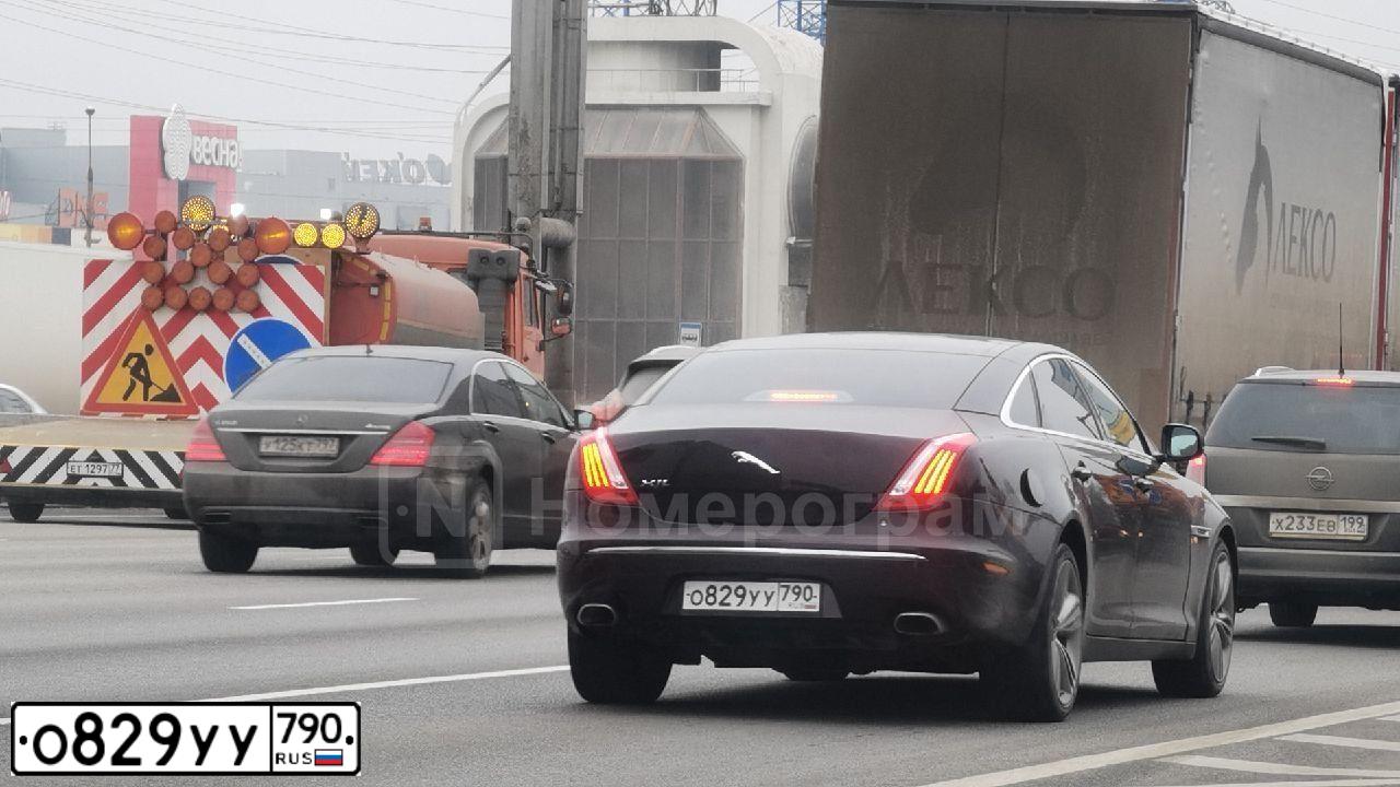 Фото автомобиля JAGUAR XJ-SERIE, 2010 — госномер О829УУ790. Цвет: Коричневый
