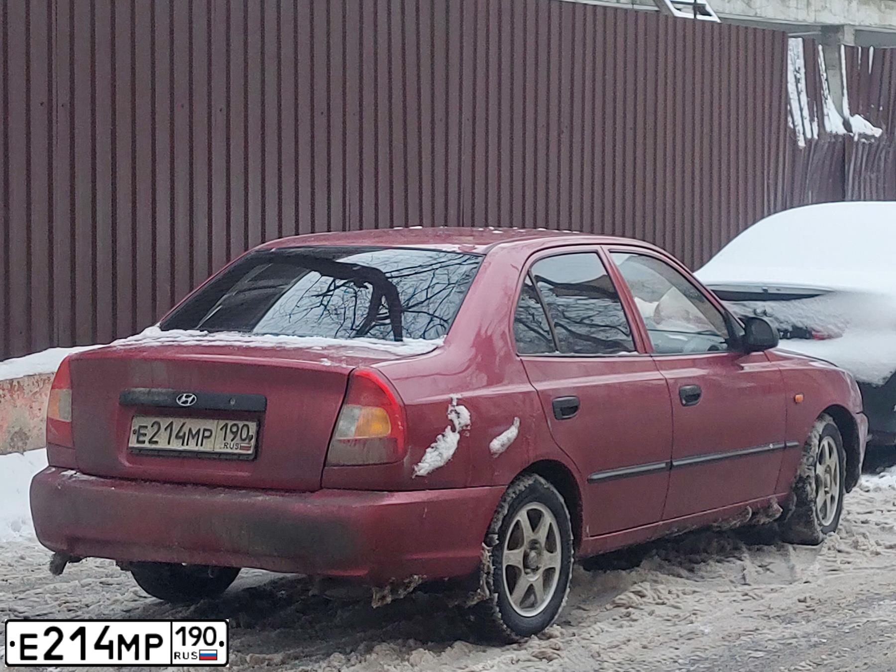 Фото автомобиля TAGAZ ACCENT, 2004 — госномер Е214МР190. Цвет: КРАСНЫЙ