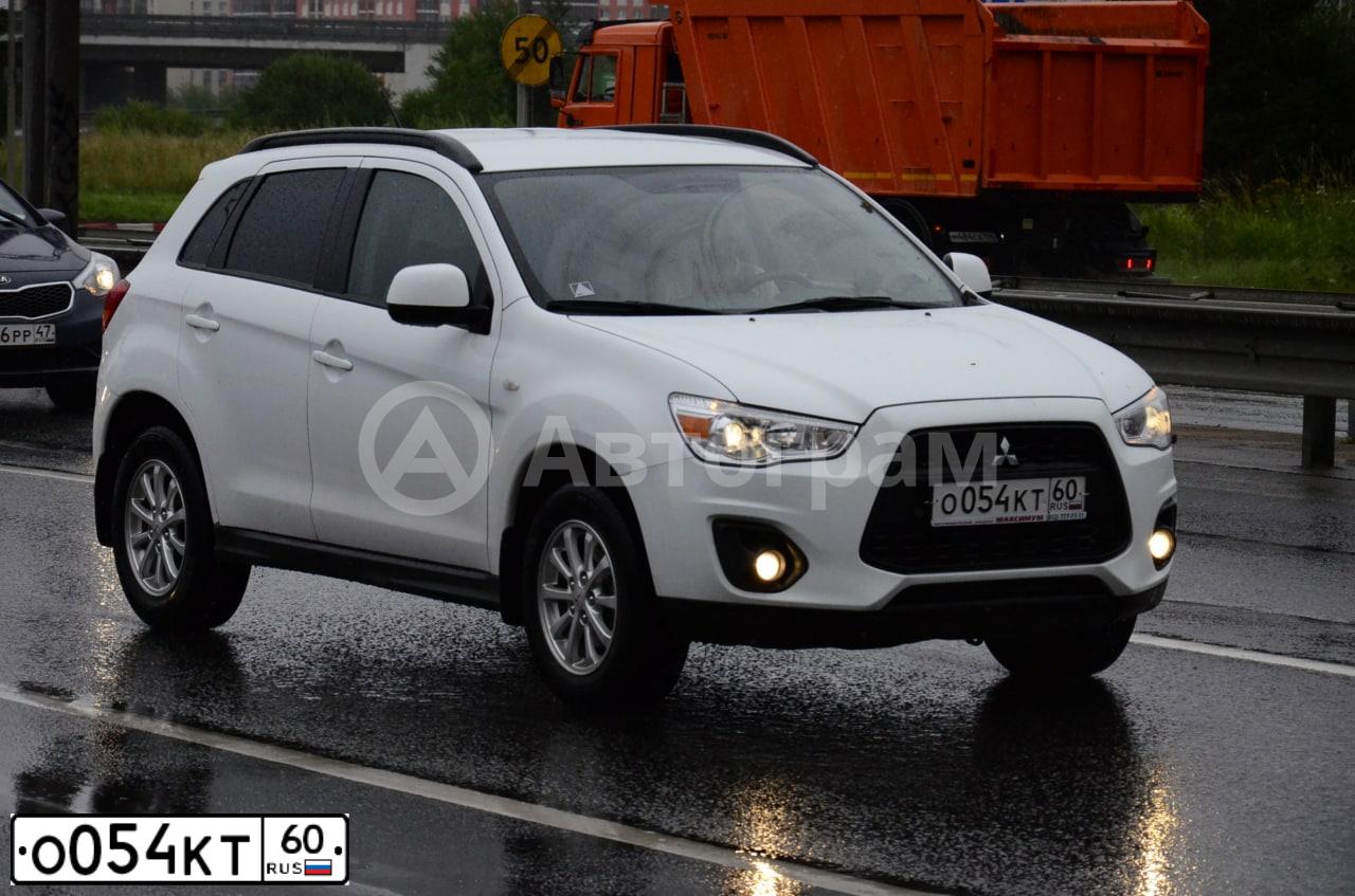 Фото автомобиля MITSUBISHI ASX, 2014 — госномер О054КТ60. Цвет: Белый