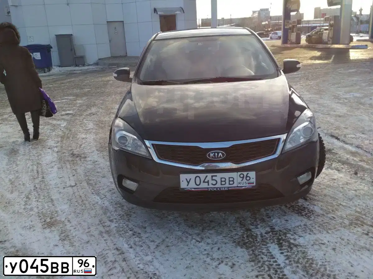 Фото автомобиля KIA CEE'D, 2010 — госномер Н329НМ196. Цвет: ЧЕРНЫЙ