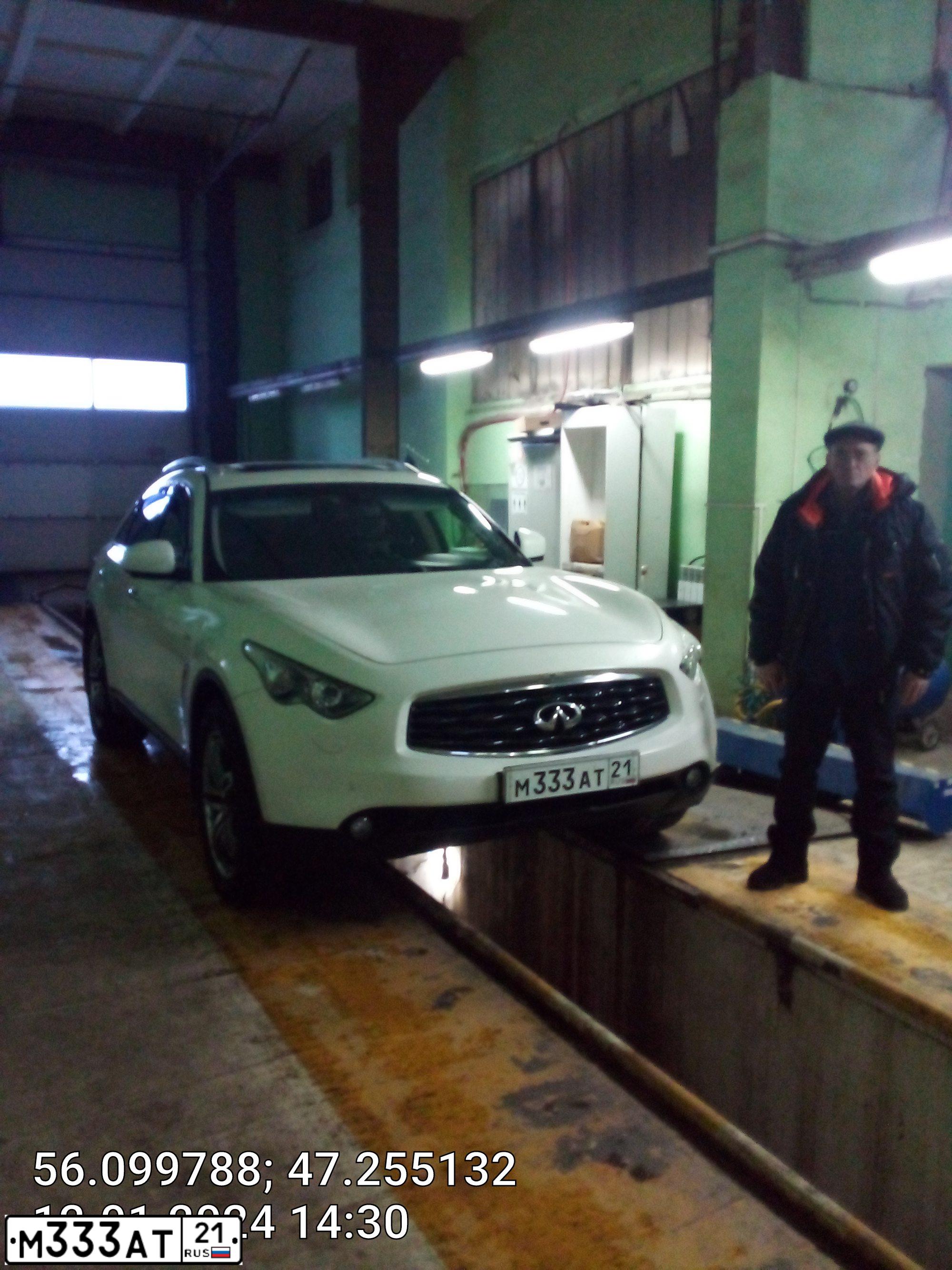 Фото автомобиля INFINITI QX70 /FX/, 2010 — госномер М333АТ21. Цвет: Белый