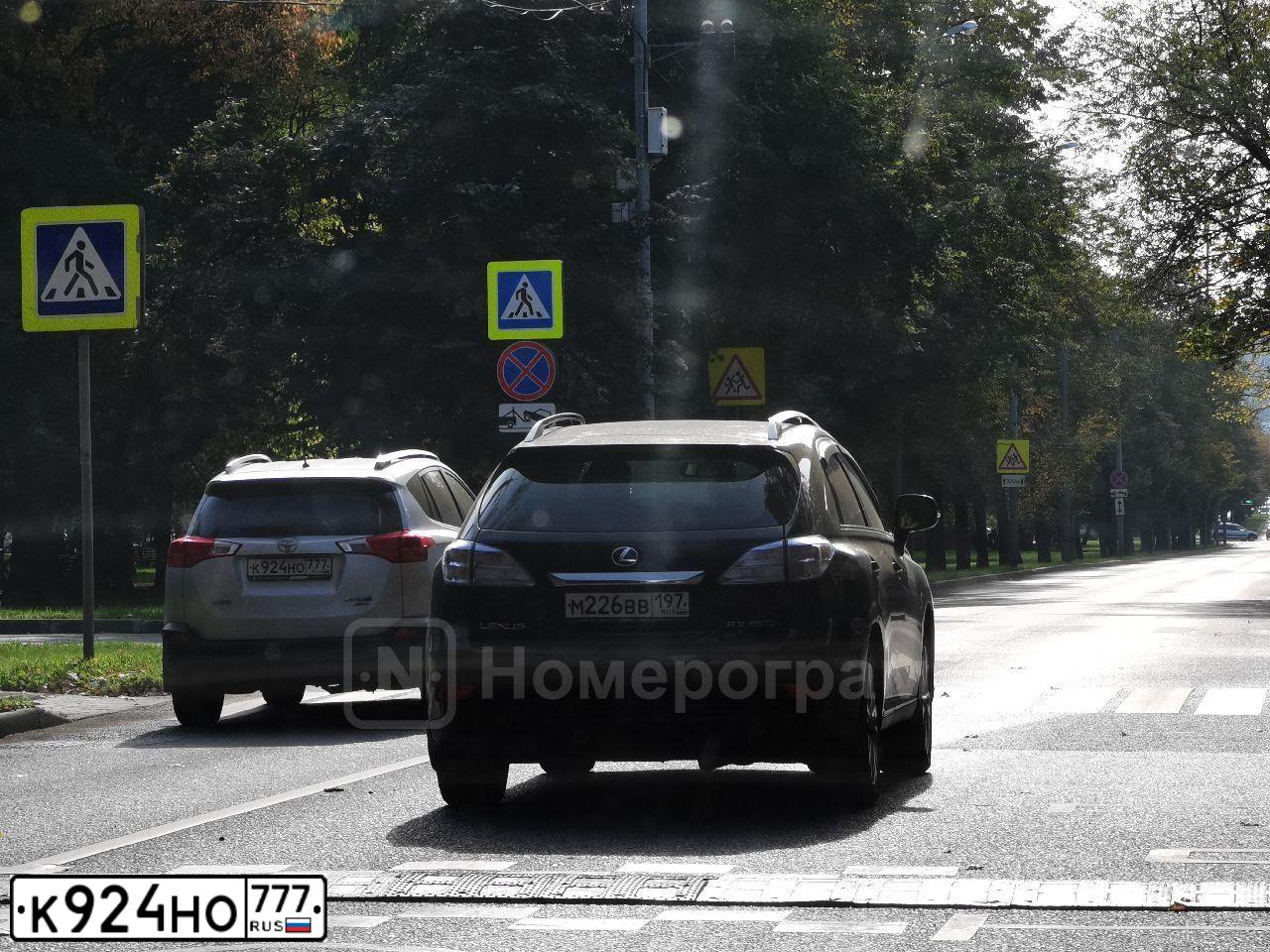Фото автомобиля TOYOTA RAV4, 2015 — госномер К924НО777. Цвет: СЕРЫЙ