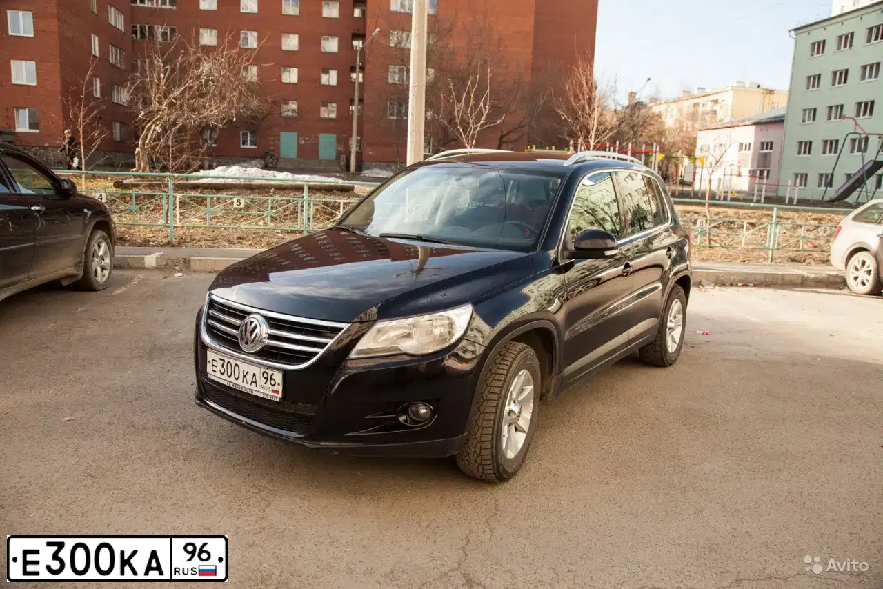 Фото автомобиля VOLKSWAGEN TIGUAN, 2008 — госномер Е300КА96. Цвет: ЧЕРНЫЙ