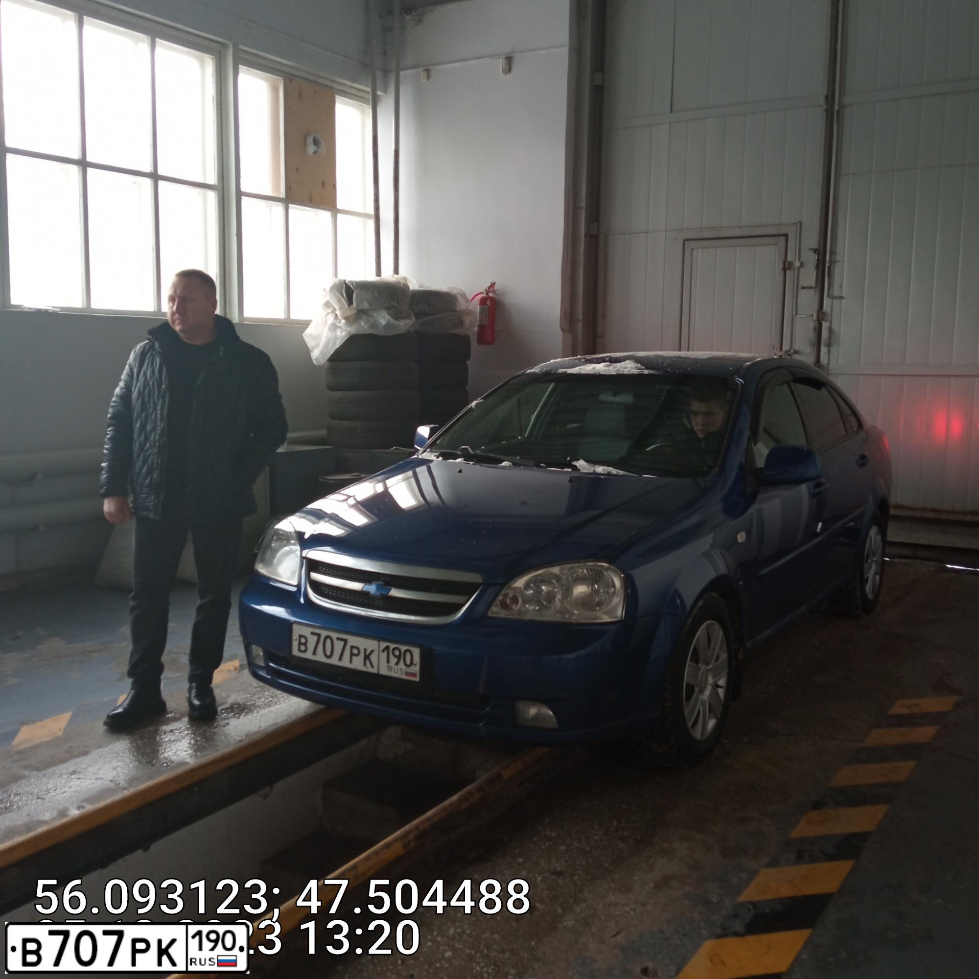 Фото автомобиля CHEVROLET LACETTI, 2011 — госномер М200НМ21. Цвет: синий