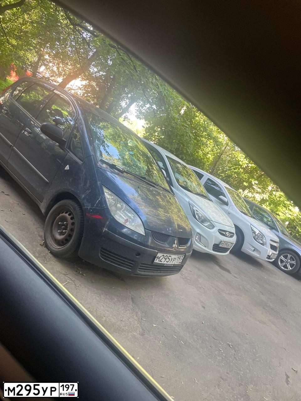 Фото автомобиля MITSUBISHI COLT, 2005 — госномер М295УР197. Цвет: СИНИЙ
