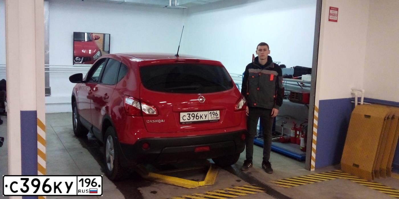 Фото автомобиля NISSAN QASHQAI, 2011 — госномер С396КУ196. Цвет: Красный