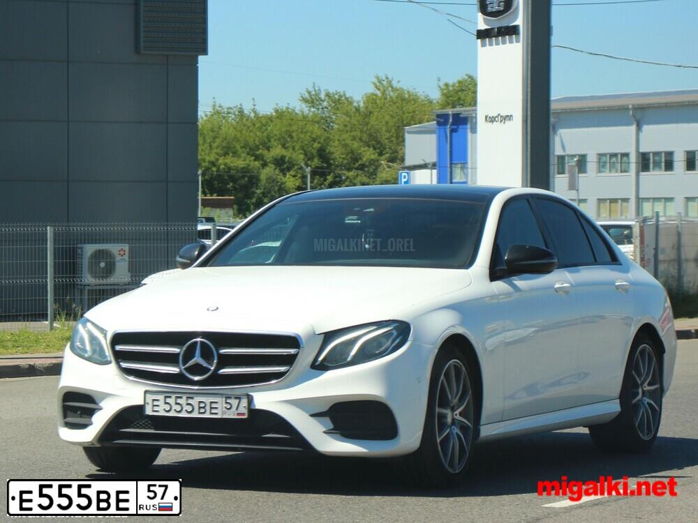 Фото автомобиля MERCEDES E-KLASSE, 2012 — госномер Е555ВЕ57. Цвет: БЕЛЫЙ