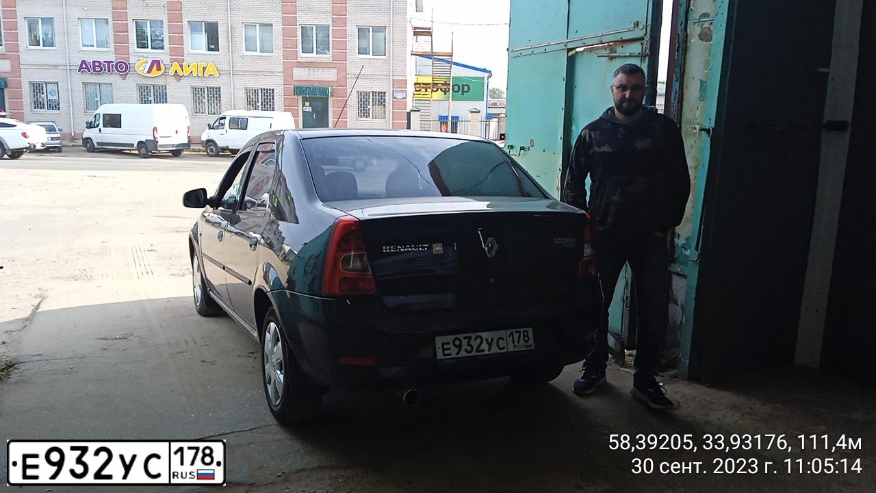Фото автомобиля RENAULT LOGAN, 2011 — госномер Е932УС178. Цвет: ЧЕРНЫЙ