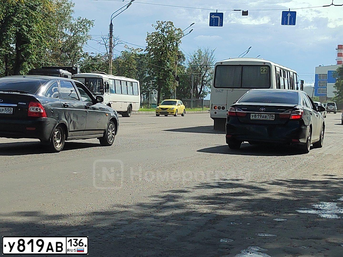 Фото автомобиля TOYOTA CAMRY, 2015 — госномер У819АВ136. Цвет: ЧЕРНЫЙ