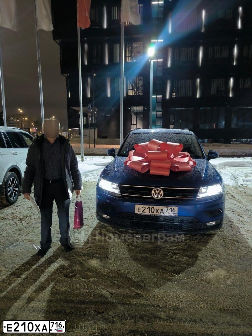 Фото автомобиля VOLKSWAGEN TIGUAN, 2020 — госномер Е210ХА716. Цвет: синий