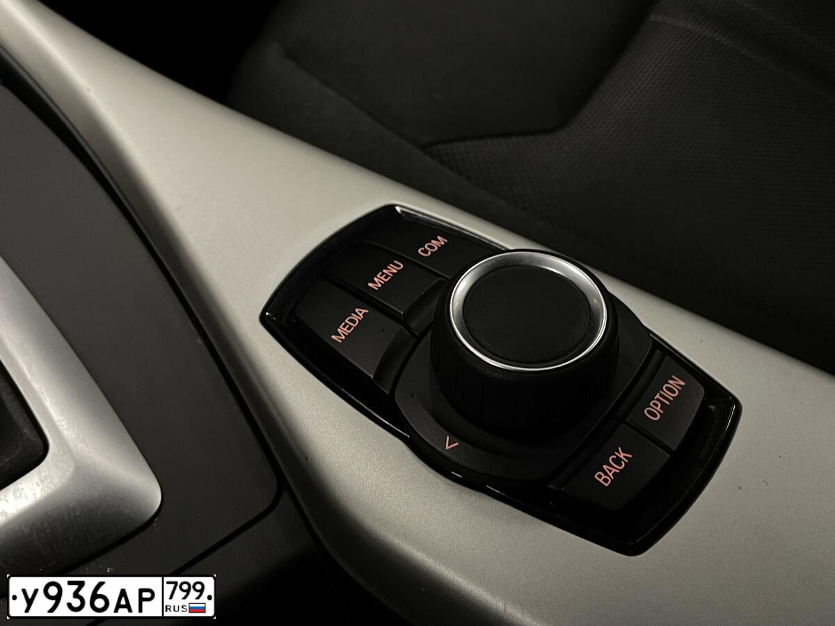 Фото автомобиля BMW SERIE 1, 2017 — госномер К240УВ790. Цвет: Красный