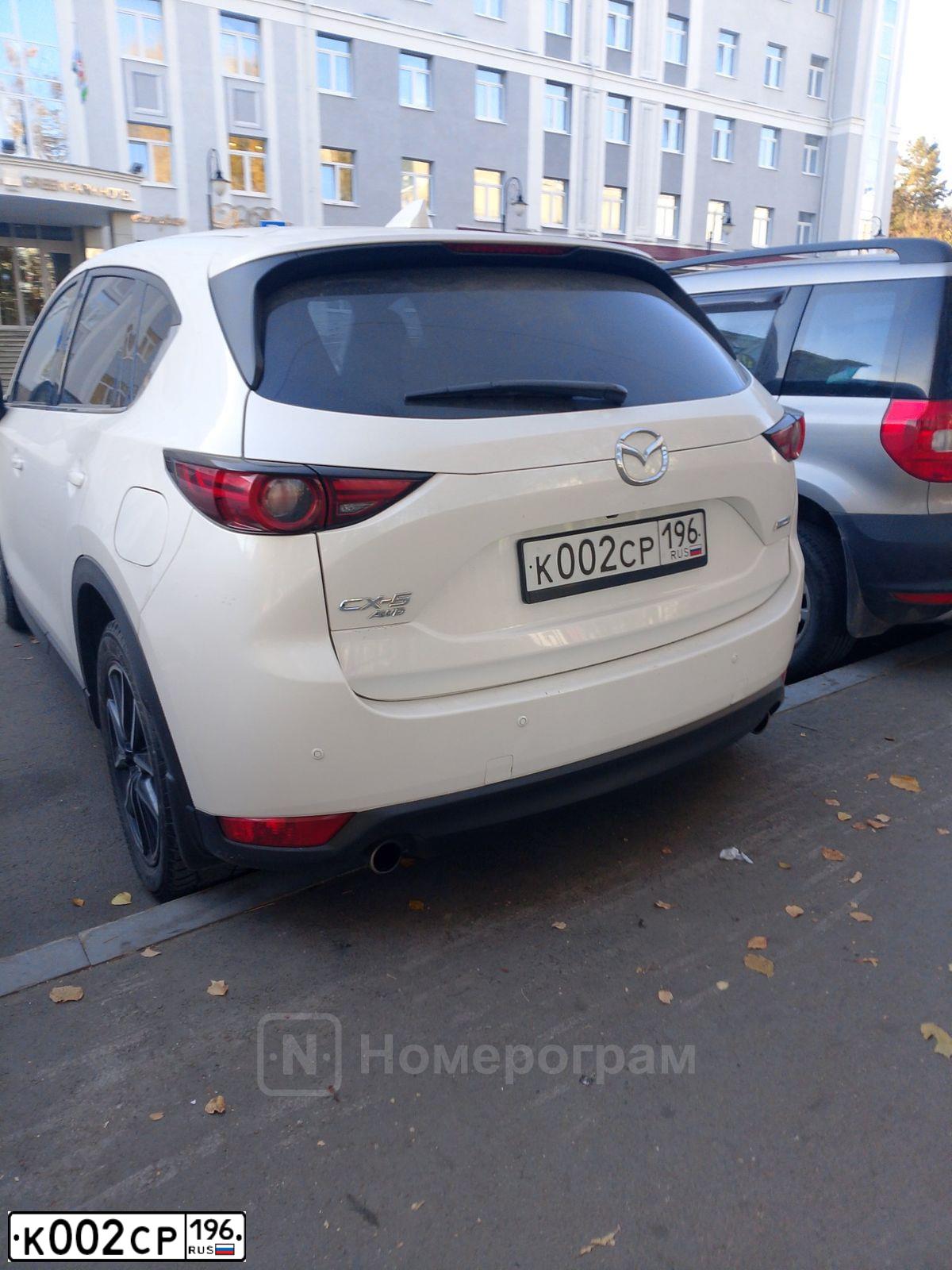 Фото автомобиля MAZDA CX-5, 2018 — госномер К002СР196. Цвет: Белый