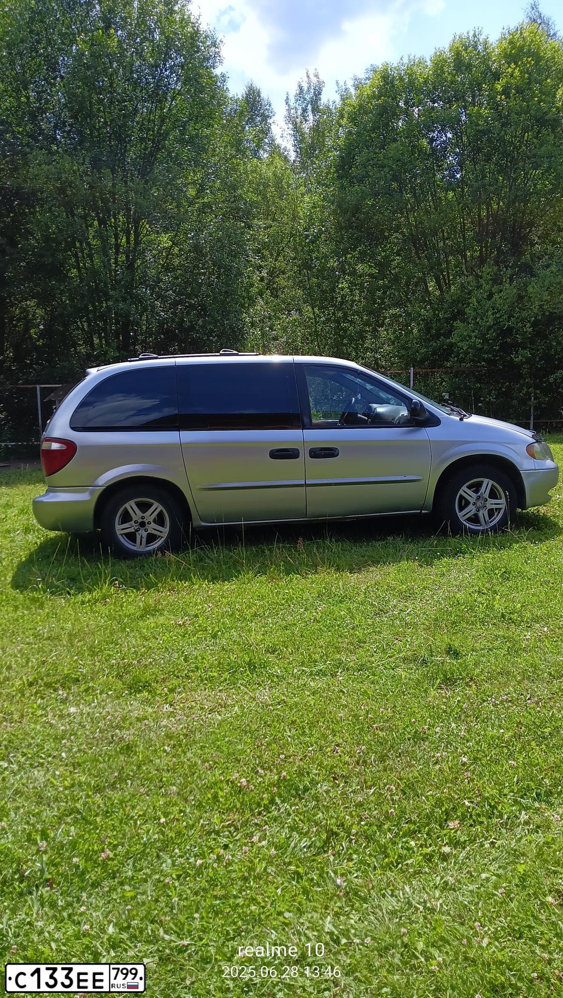 Фото автомобиля DODGE /GRAND/ CARAVAN, 2001 — госномер С133ЕЕ799. Цвет: СЕРЫЙ