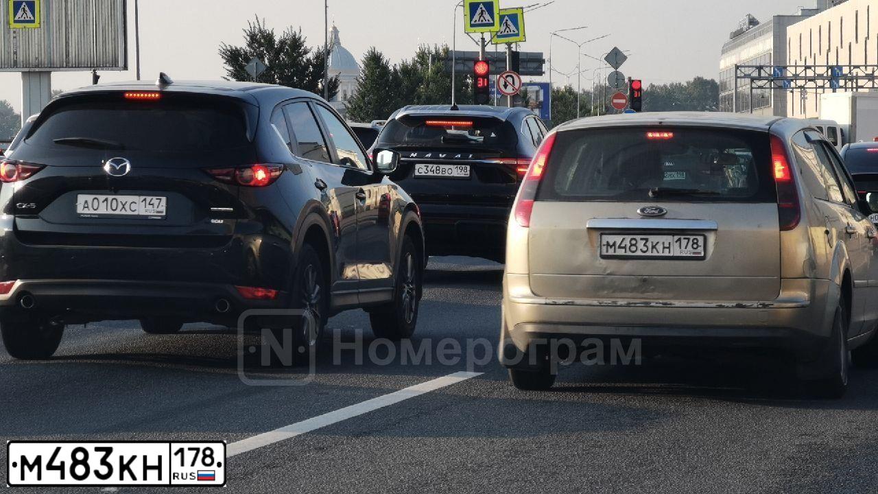 Фото автомобиля FORD FOCUS, 2007 — госномер М483КН178. Цвет: ЖЕЛТЫЙ