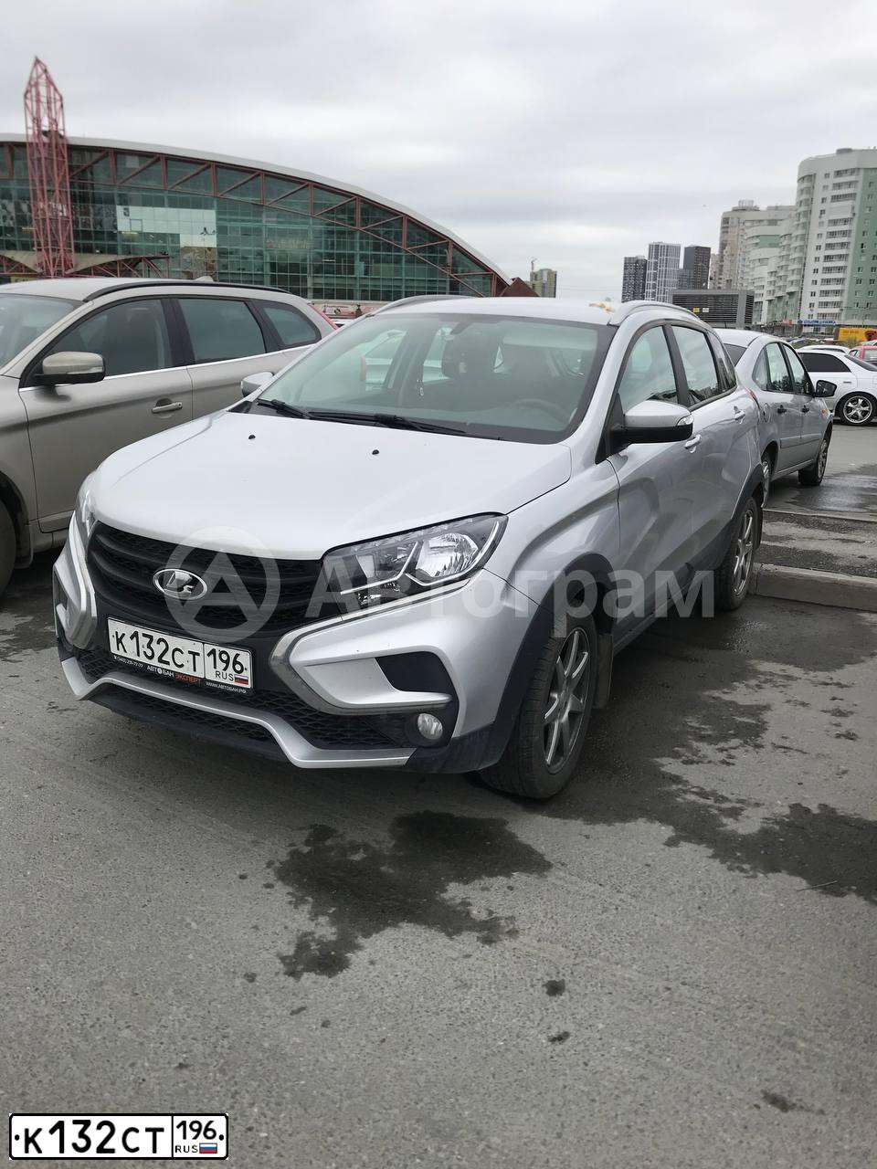 Фото автомобиля LADA XRAY, 2018 — госномер К132СТ196. Цвет: СВЕТЛО СЕРЫЙ