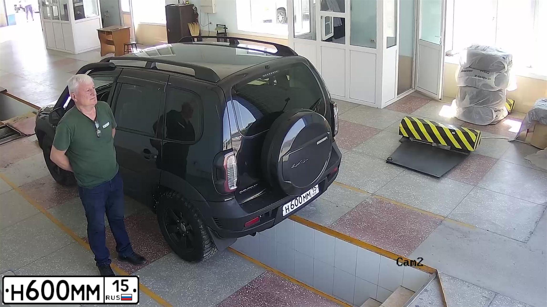 Фото автомобиля CHEVROLET NIVA, 2016 — госномер Н600ММ15. Цвет: Черно-Синий Металлиик