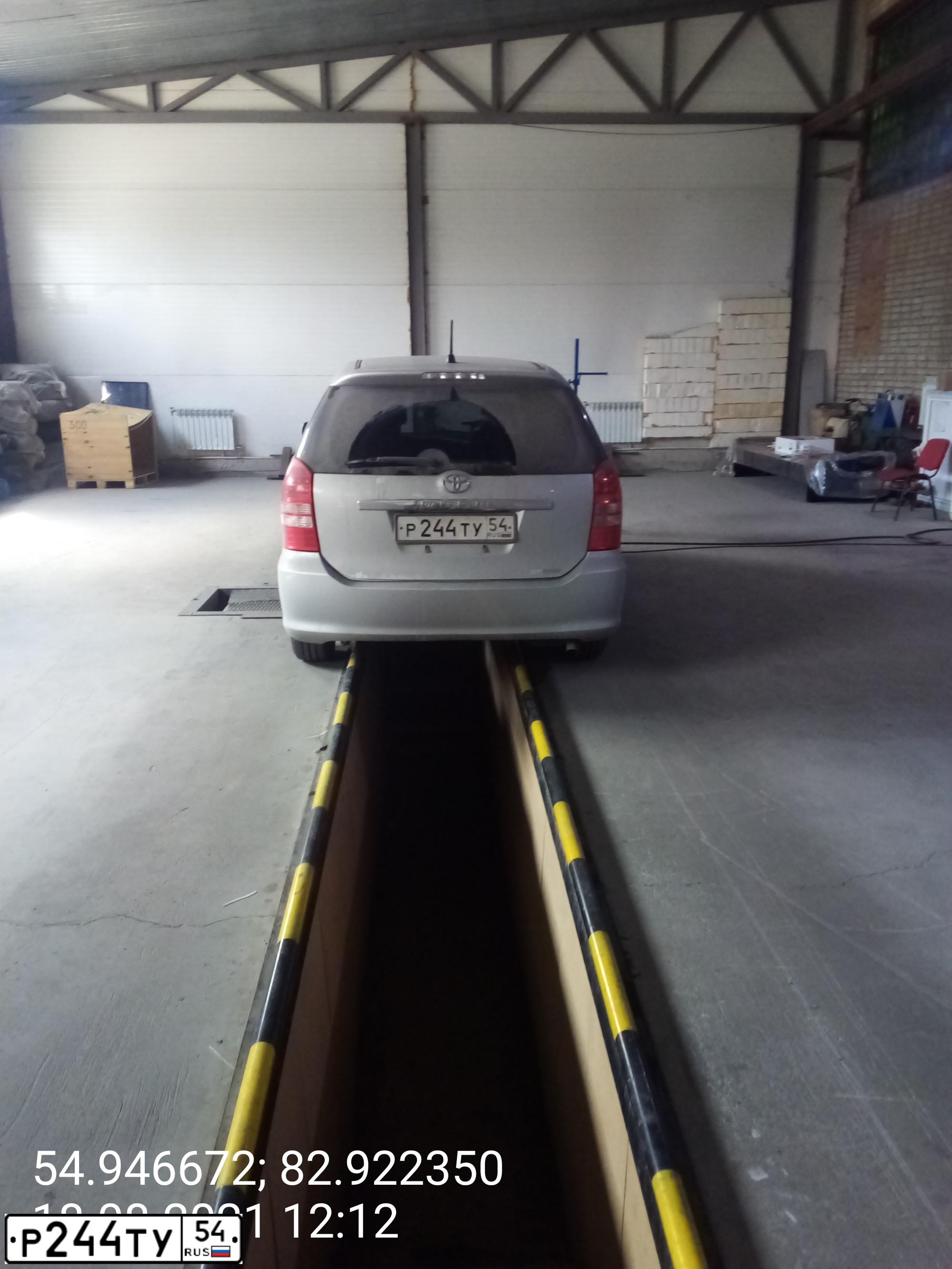 Фото автомобиля TOYOTA WISH, 2004 — госномер Р244ТУ54