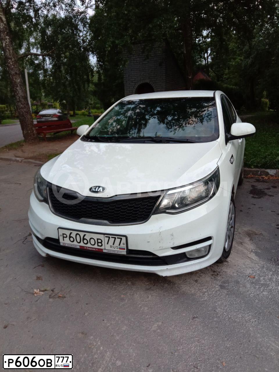 Фото автомобиля KIA RIO, 2015 — госномер Р606ОВ777. Цвет: Белый