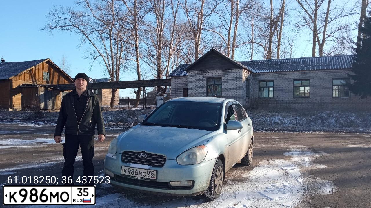 Фото автомобиля HYUNDAI VERNA, 2007 — госномер К986МО35. Цвет: СВЕТЛО-ГОЛУБОЙ
