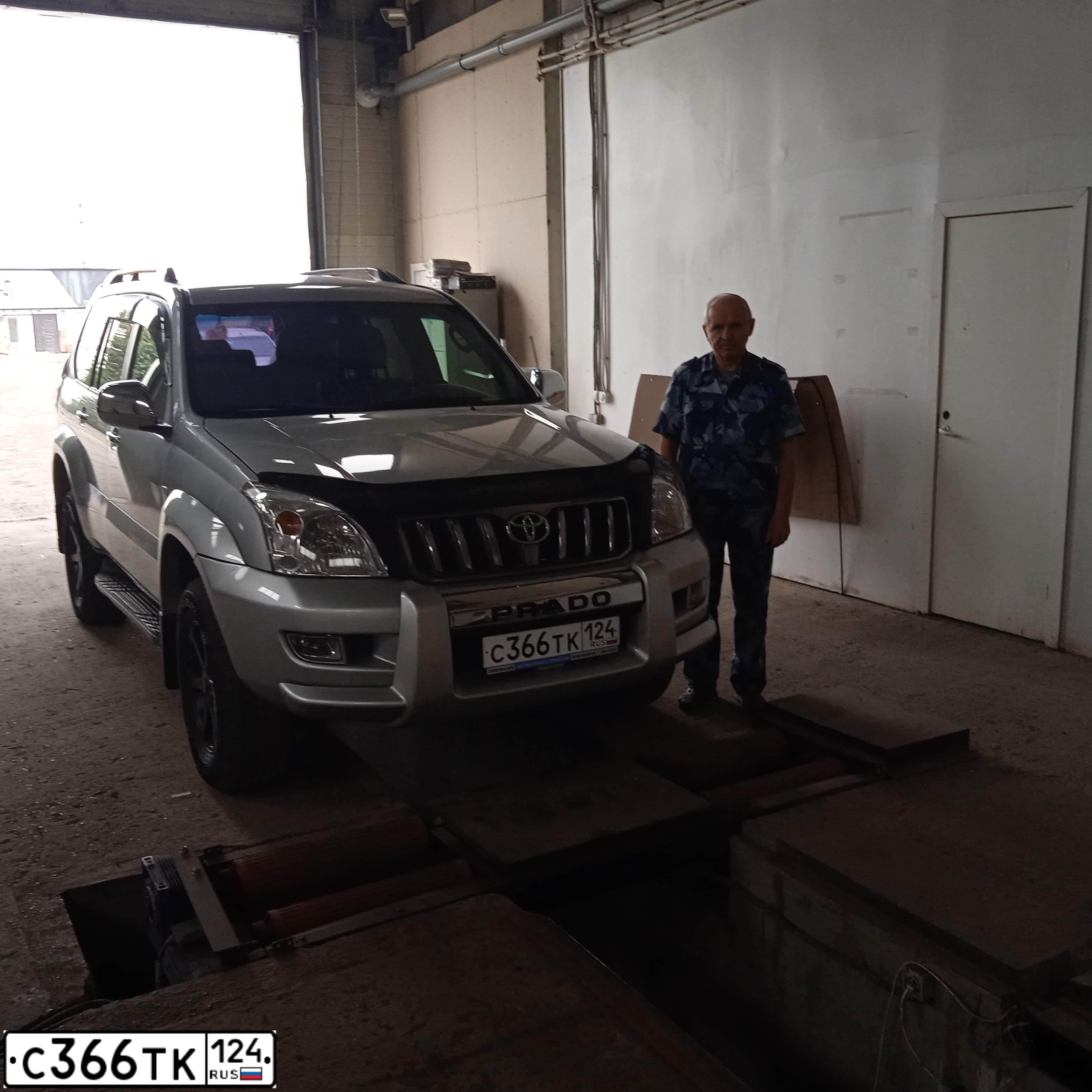 Фото автомобиля TOYOTA LANDCRUISER, 2003 — госномер А643МР77. Цвет: СВЕТЛО-СЕРЫЙ