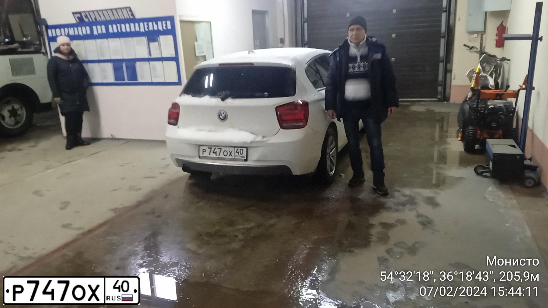 Фото автомобиля BMW SERIE 1, 2012 — госномер Р747ОХ40. Цвет: Белый
