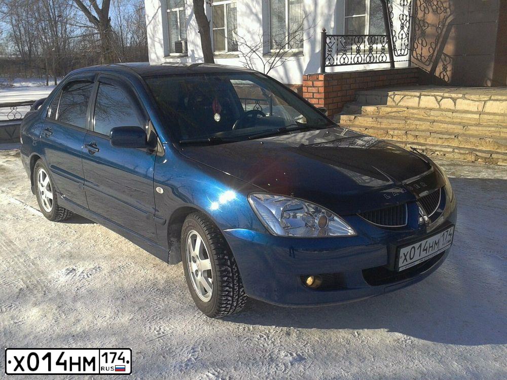 Фото автомобиля MITSUBISHI LANCER, 2005 — госномер К232СВ124. Цвет: синий