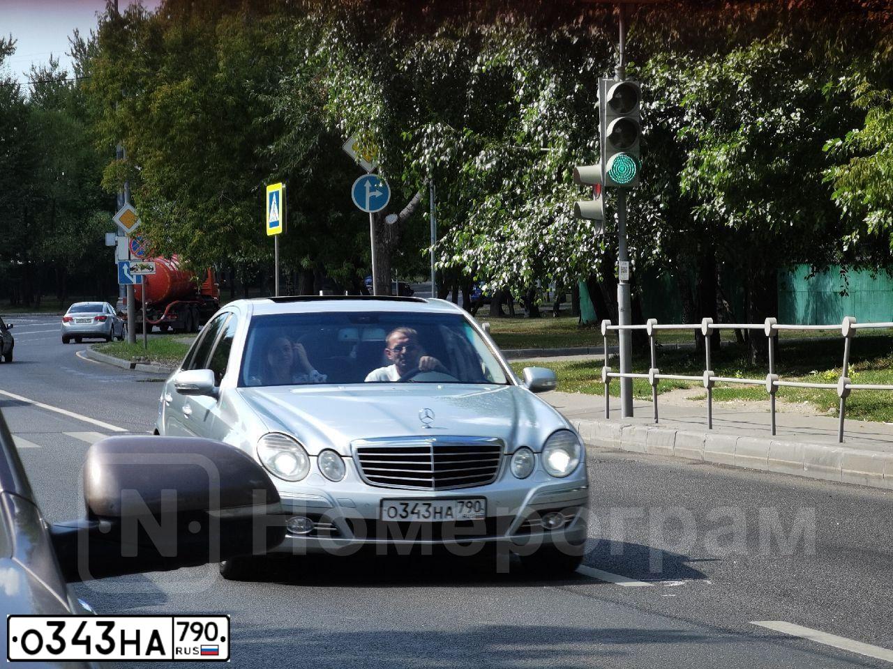 Фото автомобиля MERCEDES-BENZ E-CLASS, 2008 — госномер А327УС790. Цвет: СЕРЕБРИСТЫЙ