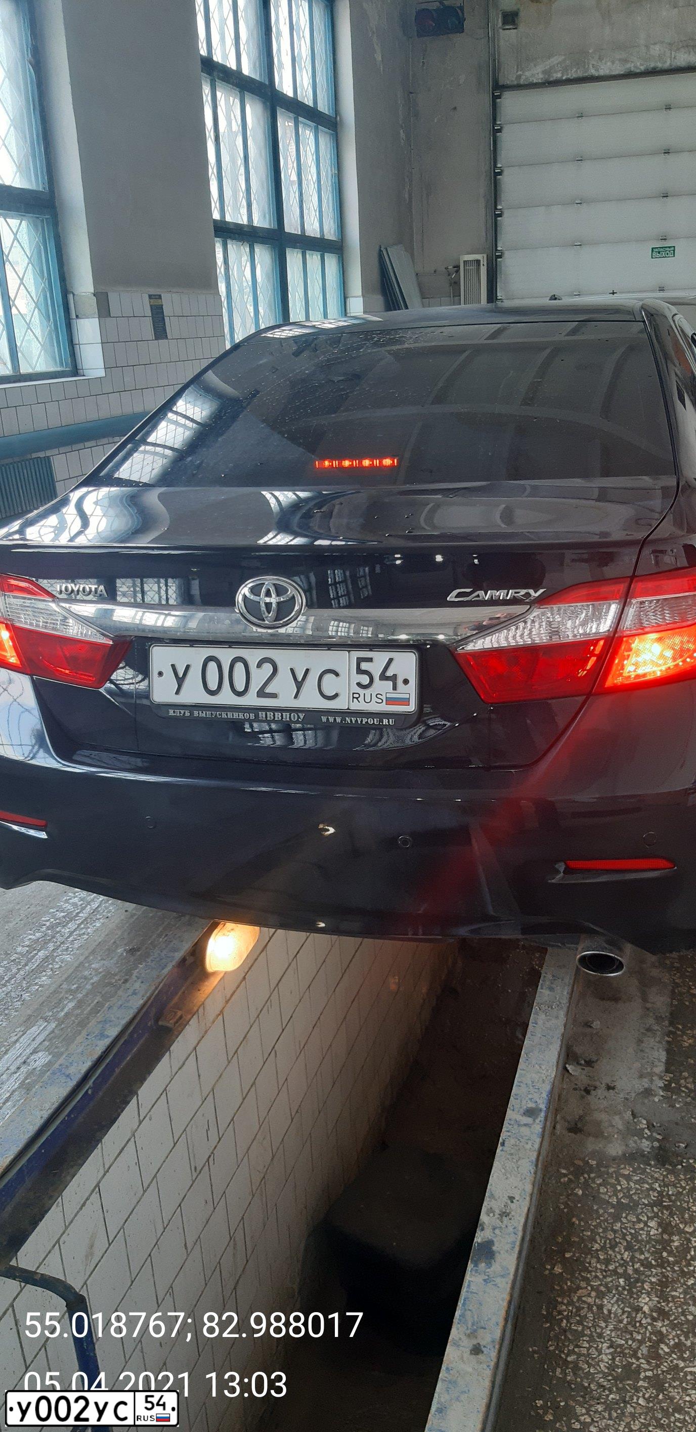 Фото автомобиля TOYOTA CAMRY, 2012 — госномер У002УС54. Цвет: ЧЕРНЫЙ МЕТАЛЛИК