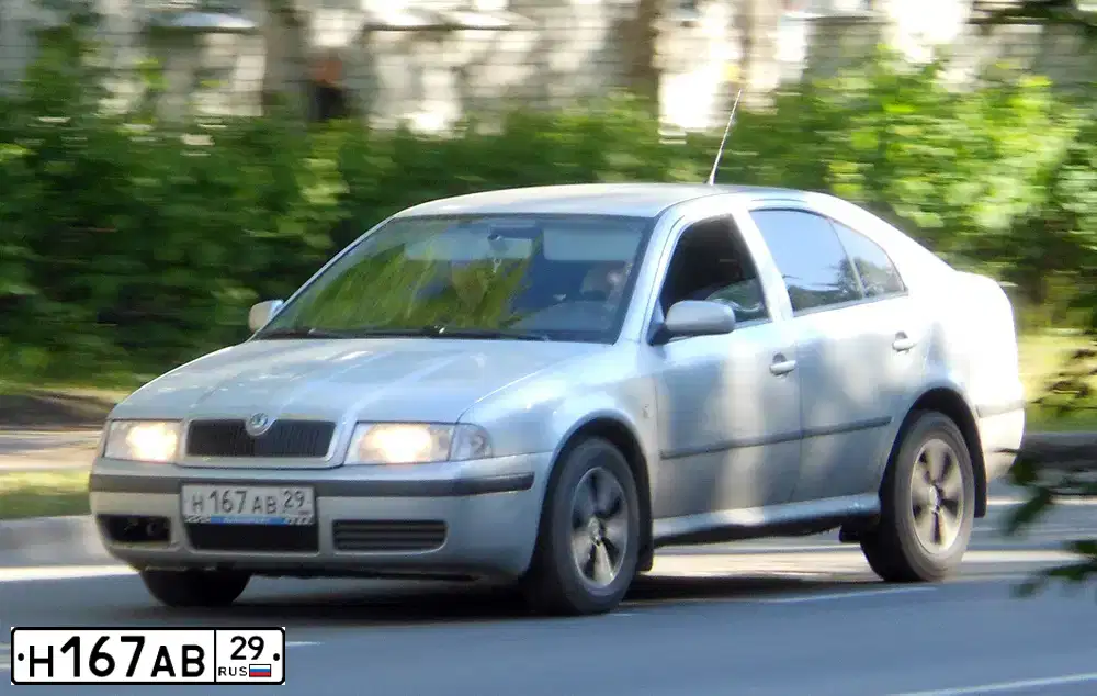 Фото автомобиля SKODA OCTAVIA, 2008 — госномер Н167АВ29. Цвет: СВЕТЛО-СЕРЫЙ