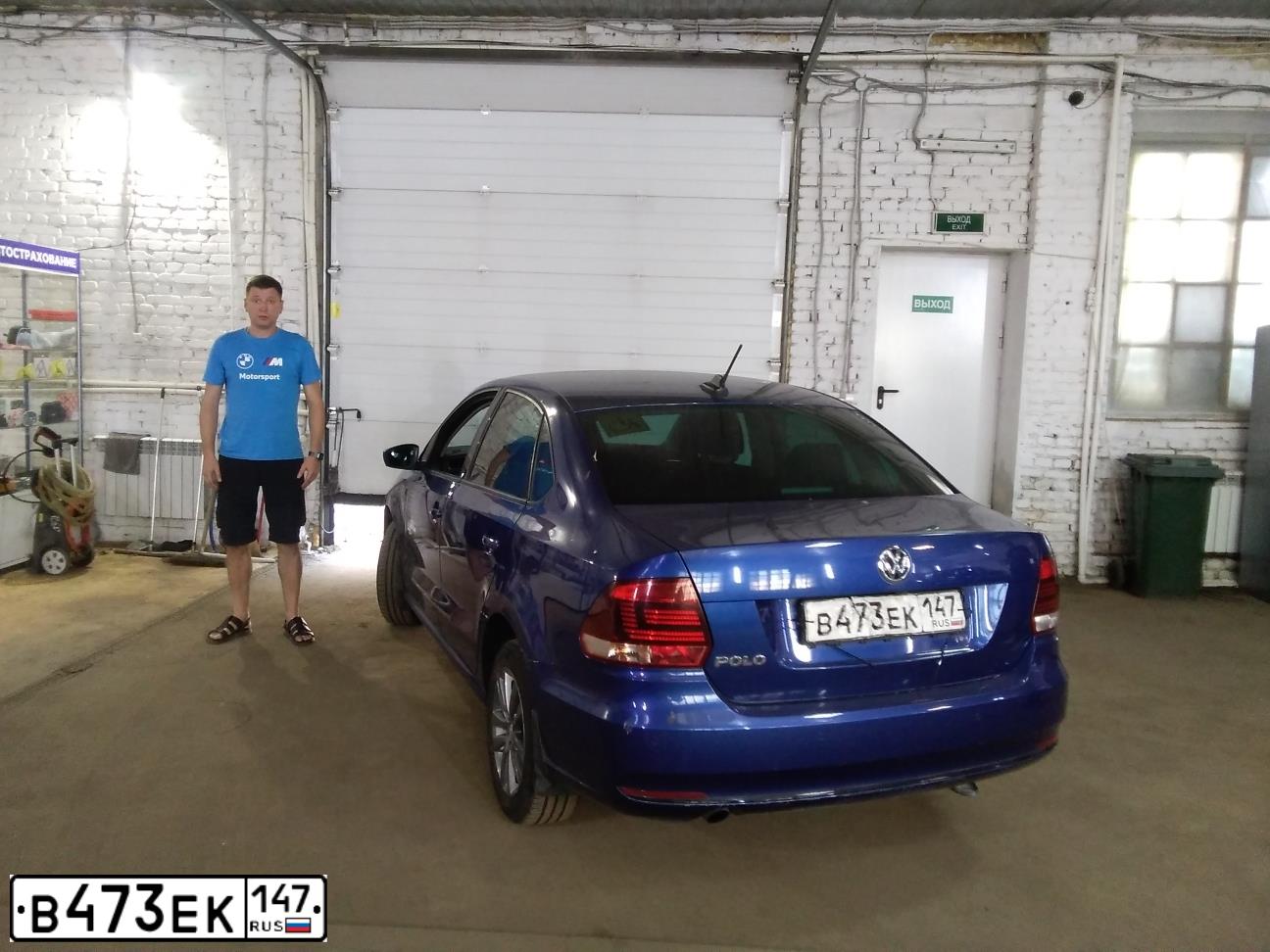 Фото автомобиля VOLKSWAGEN POLO, 2019 — госномер В473ЕК147. Цвет: ЯРКО-СИНИЙ