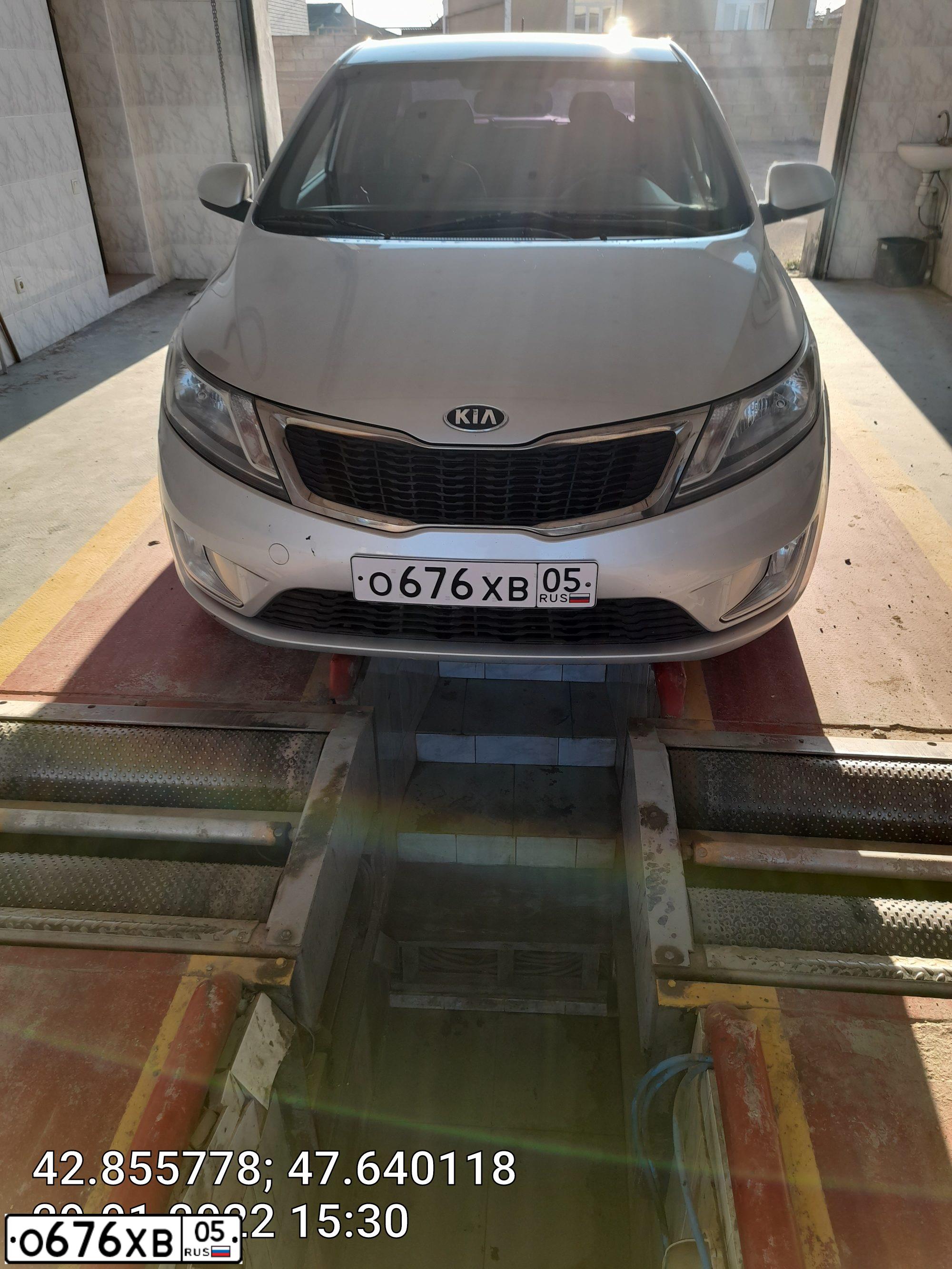 Фото автомобиля KIA RIO, 2014 — госномер О676ХВ05. Цвет: СЕРЕБРИСТЫЙ