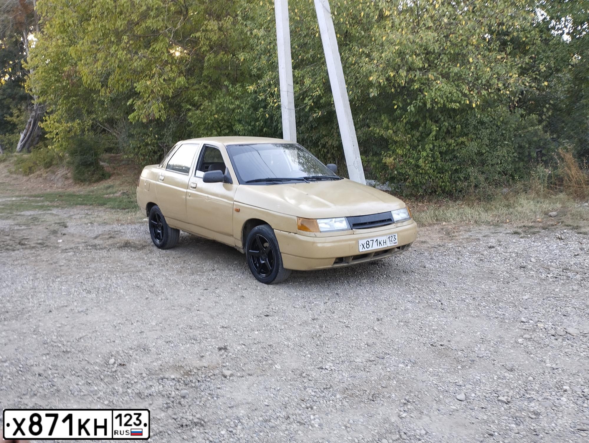 Фото автомобиля LADA 2110, 1997 — госномер Х871КН123. Цвет: Желтый-перламутровый-золотистый