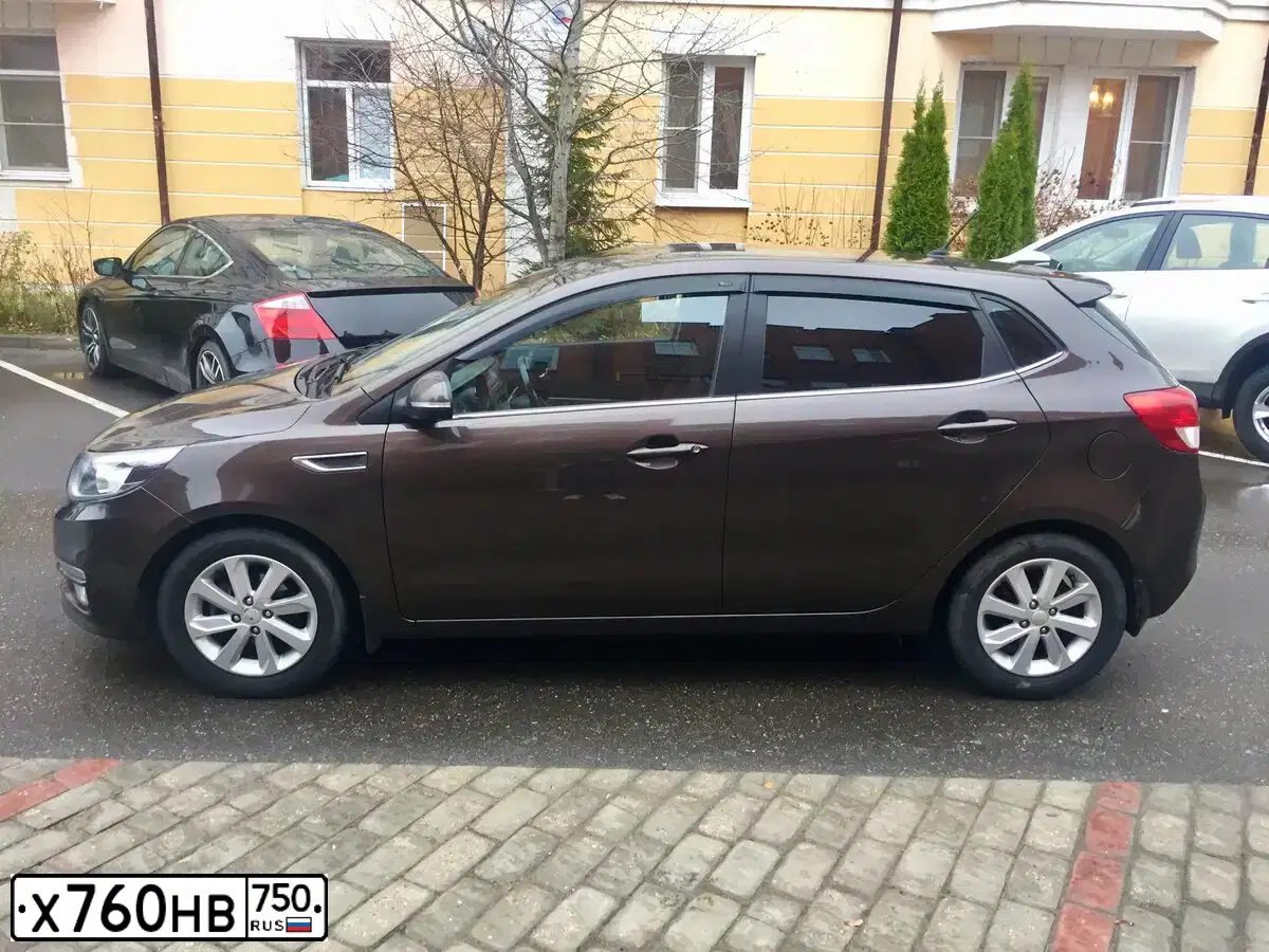 Фото автомобиля KIA RIO, 2016 — госномер У725НТ193. Цвет: Коричневый
