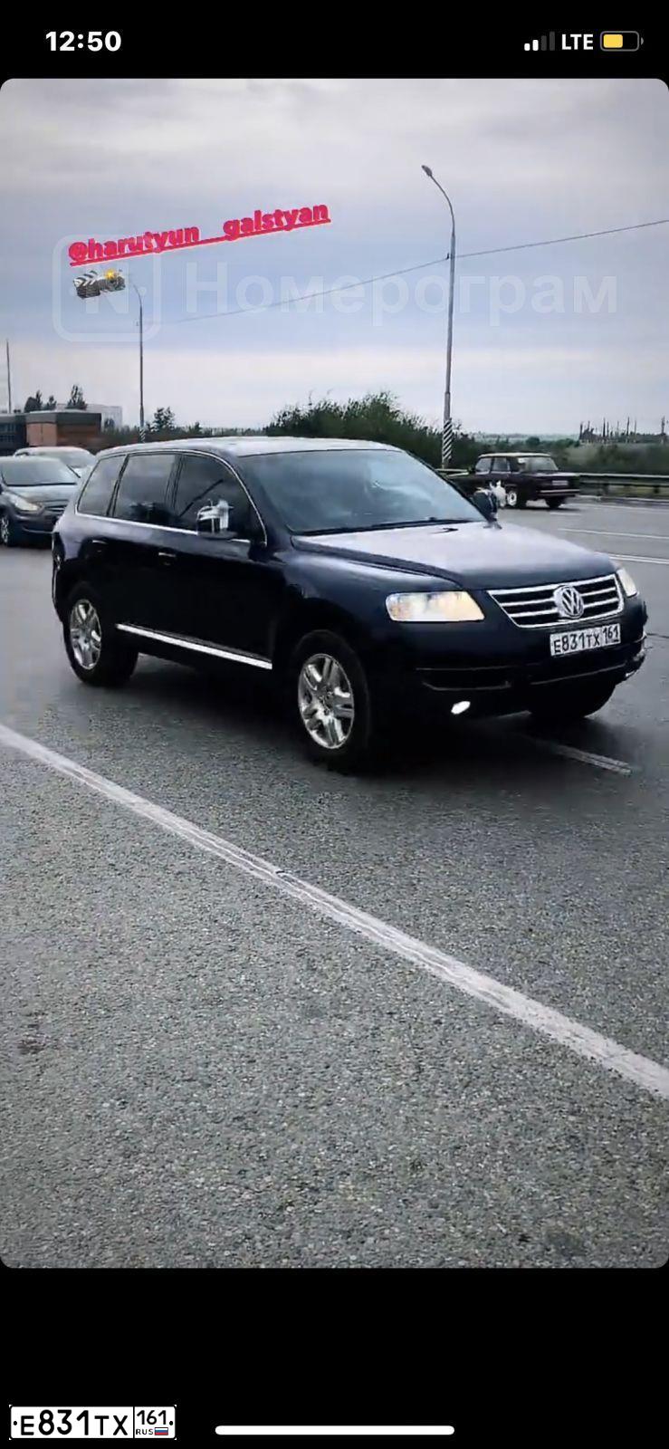 Фото автомобиля VOLKSWAGEN TOUAREG, 2006 — госномер Е831ТХ161. Цвет: СИНИЙ