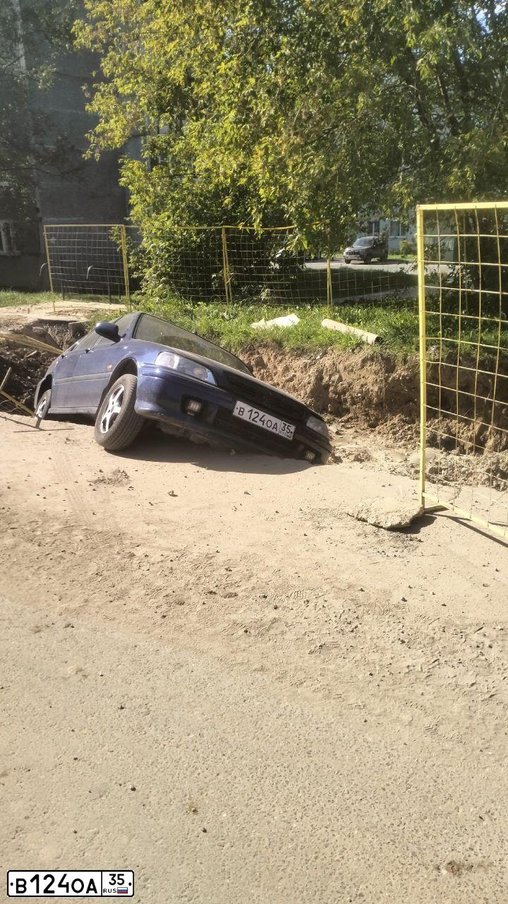 Фото автомобиля HONDA CIVIC, 1999 — госномер В124ОА35. Цвет: синий